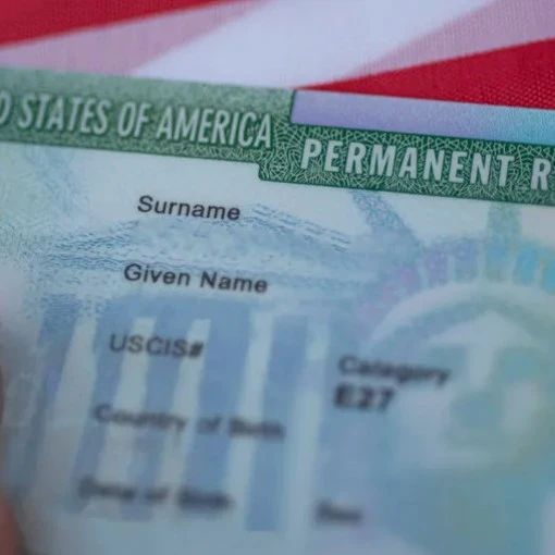 美国移民局首次明确学生签证允许申请绿卡