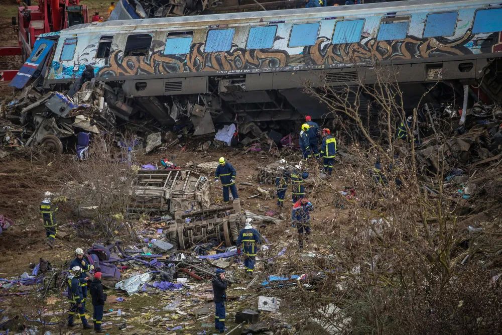 员工致命失误！两列火车相撞，车厢大火温度达1300度，全国哀悼43名遇难 