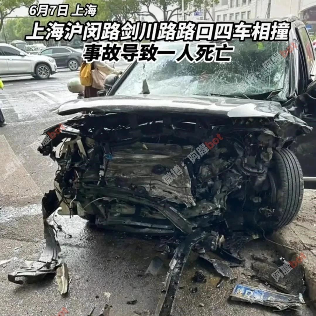 上海一公交车撞上人行道 现场确认一人死亡(组图)-搜狐新闻